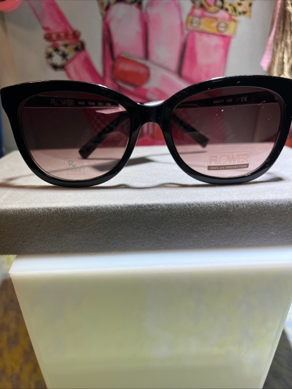NWT FLOWER Iris with Black Frame Sunglasses with Pink Gradient Lenses